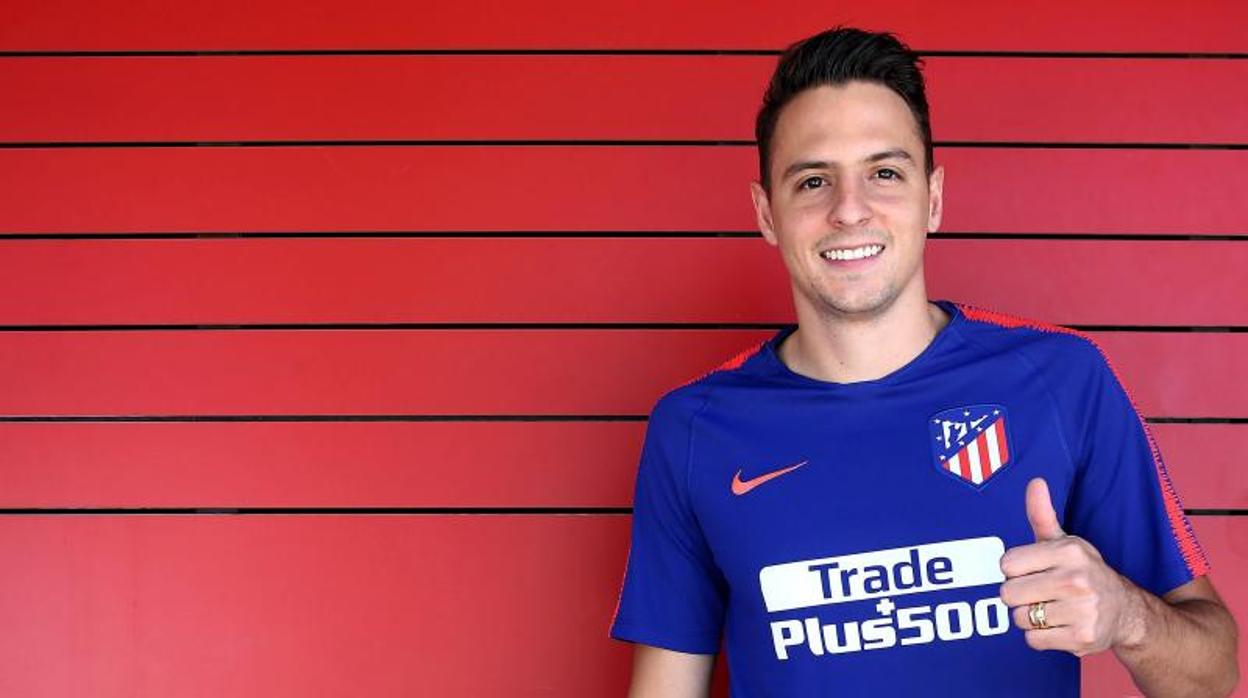 El lateral colombiano Santiago Arias con su nuevo club