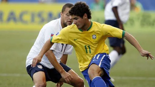 Pato en uno de los partidos en los que fue llamado para formar parte de la selcción de Brasil