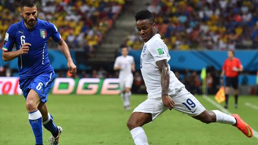 Sterling tratando de centrar un balón al área en un cruce entre Inglaterra e Italia