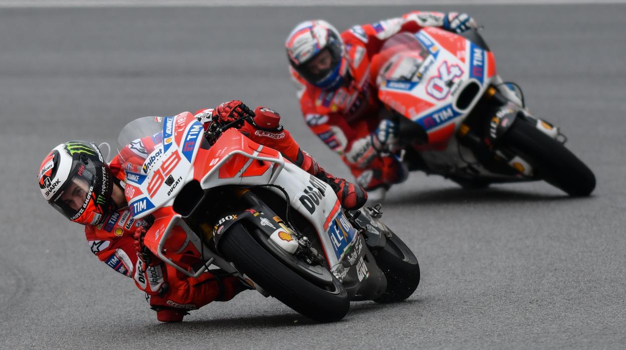 Lorenzo y Dovizioso, durante el Gran Premio de Sepang, en Malasia