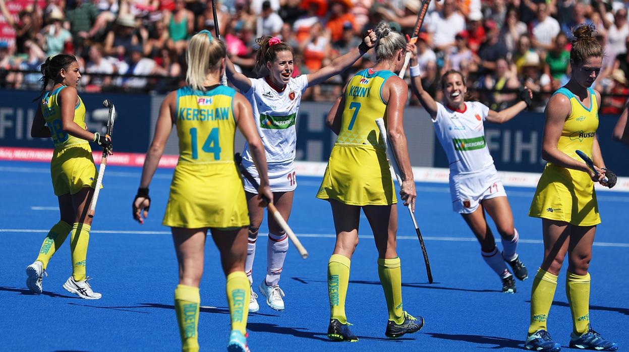 Las española celebran un gol