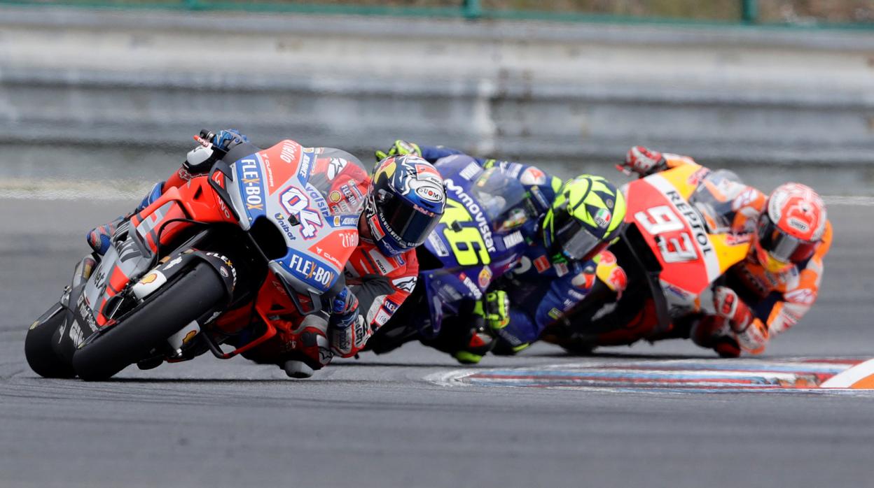 Dovizioso seguido de Rossi y Márquez durante la carrera