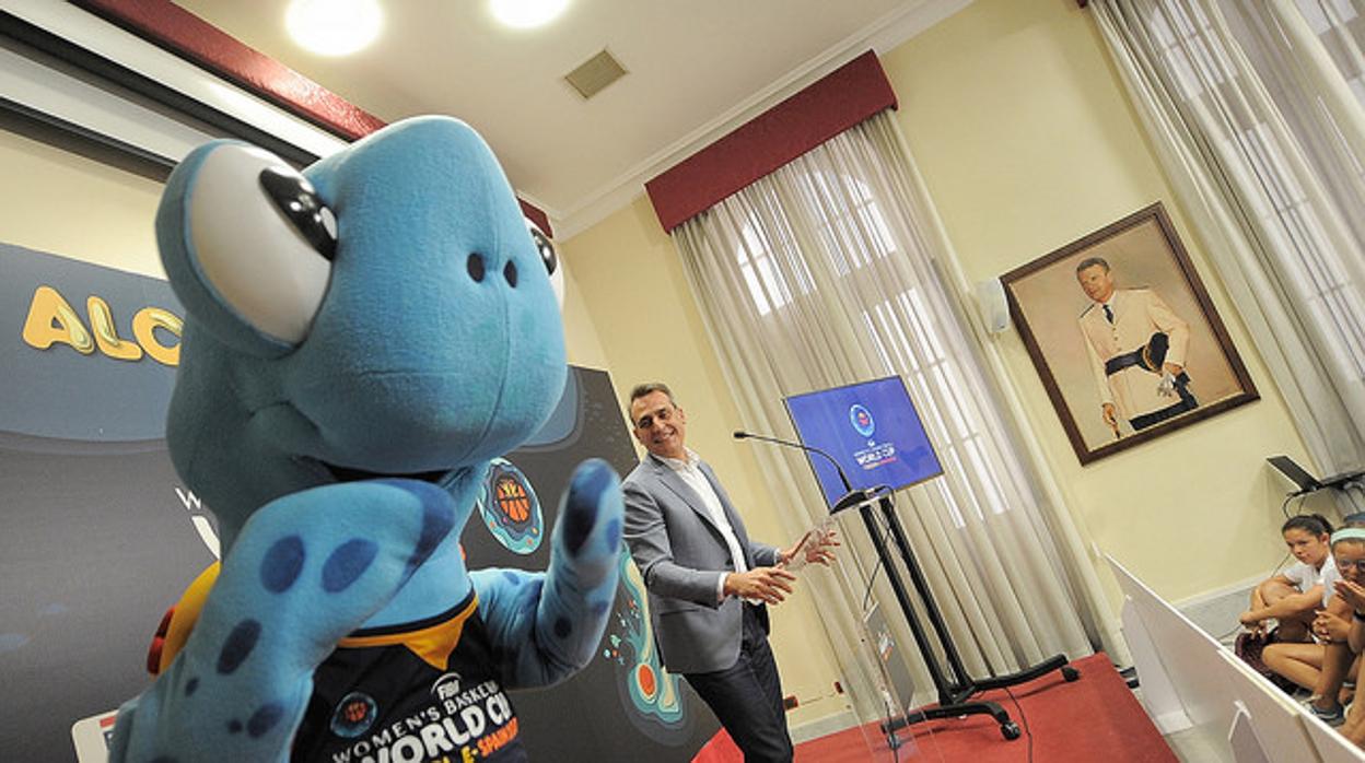 Una imagen de Tina, la mascota del Mundial 2018, junto a José Antonio Montero