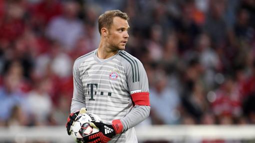 Neuer luciendo el brazalete de capitán en un partido con el Bayern de Munich