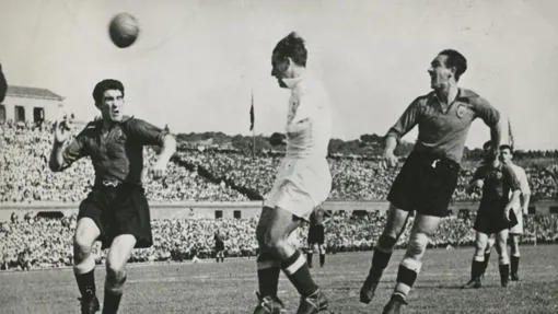 Pruden marcándole un gol al Barcelona en 1946