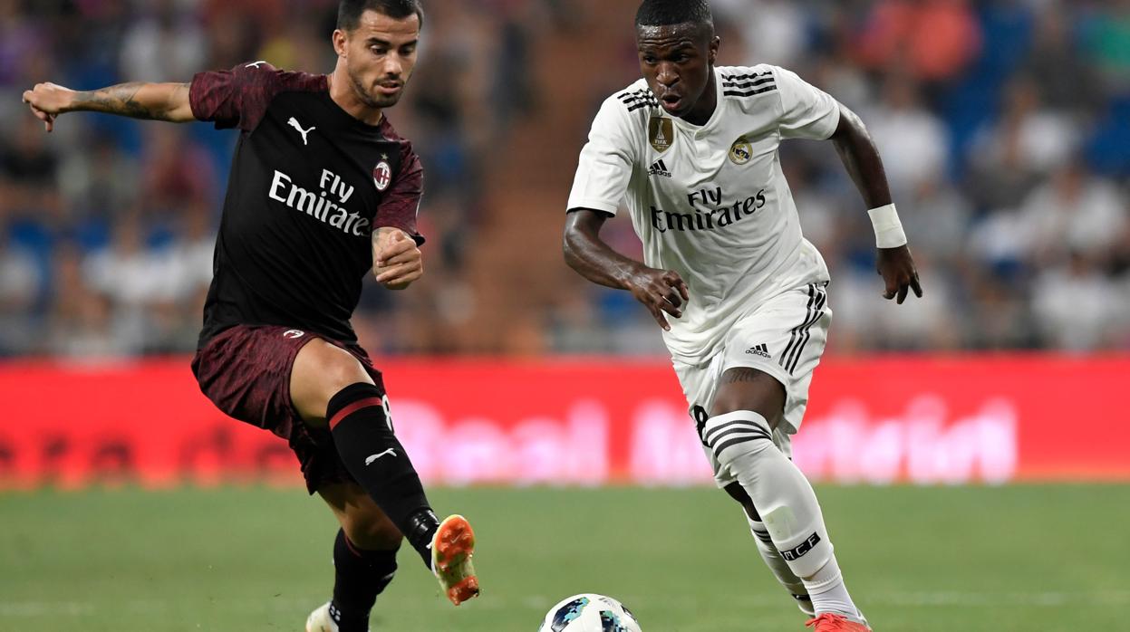 Vinicius intenta superar al milanista Suso