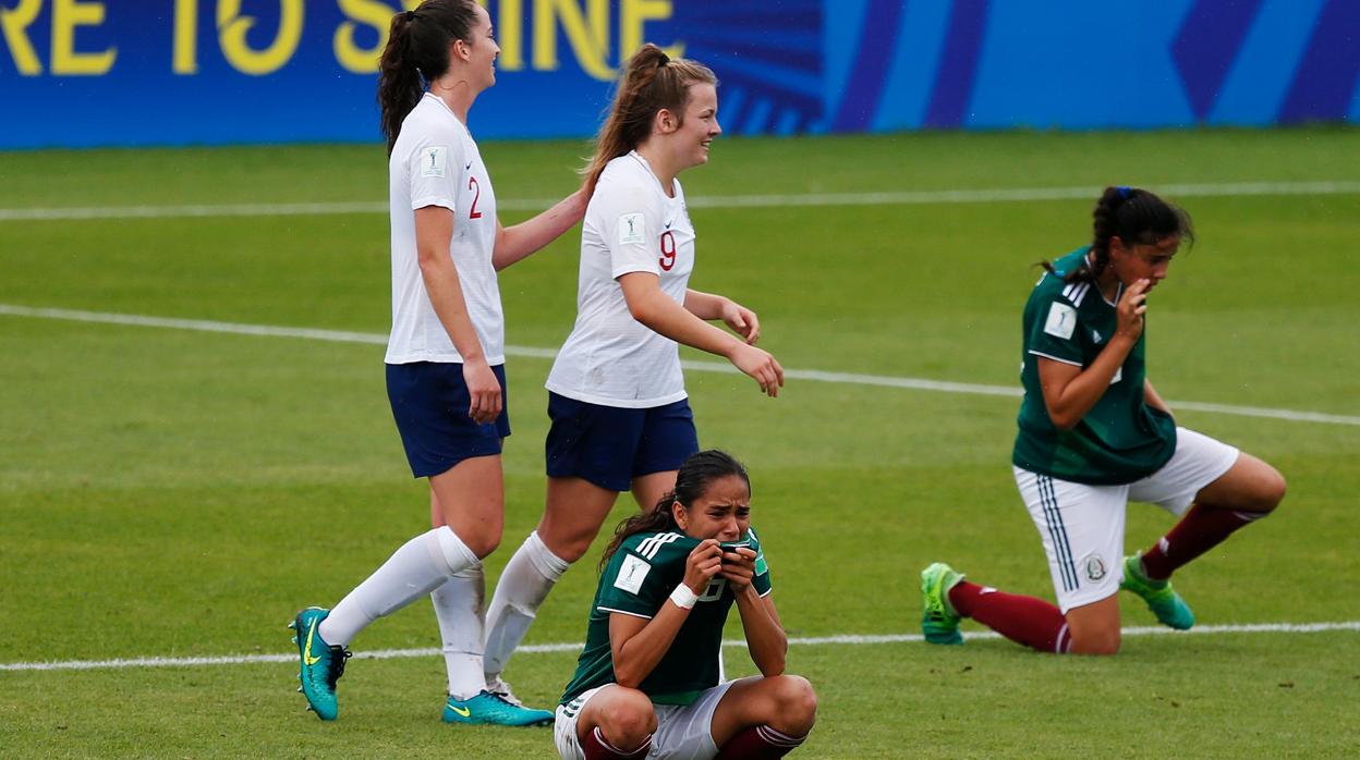 La selección inglesa celebra el triunfo sobre el combinado mexicano en el Mundial sub 20