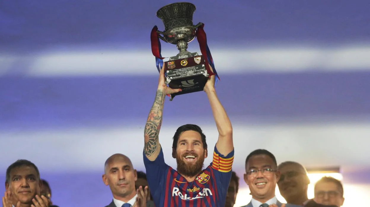 Messi levanta el trofeo de la Supecopa de España en Tánger