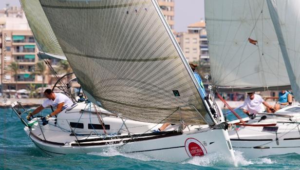 Más de 30 barcos se citan en la Travesía Torrevieja-Cabo Roig Memorial Fernando Pedrera