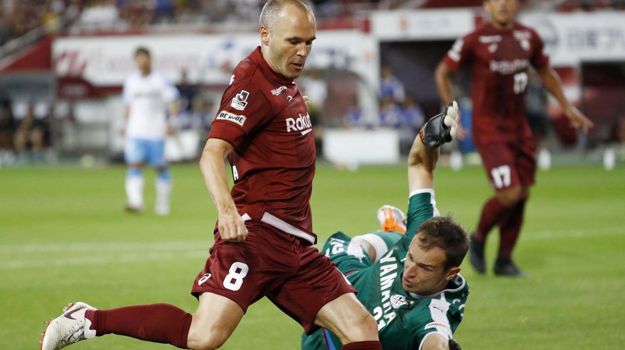 Iniesta, en un partido con el Vassel Kobe japonés