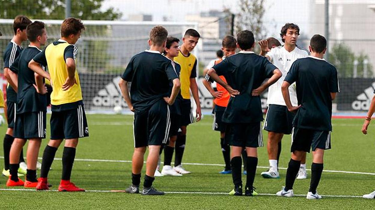 Raúl dirige un entrenamiento