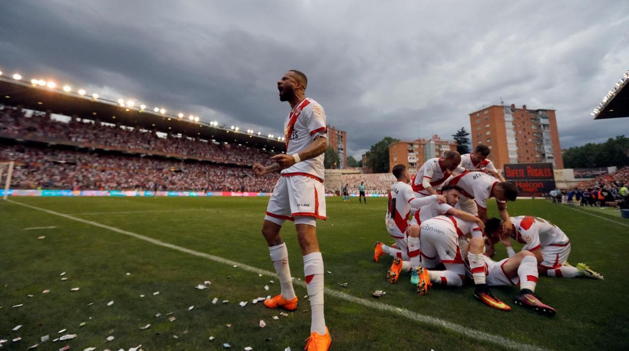 Los jugadores del Rayo Vallecano celebran un gol durante un partido de Segunda división