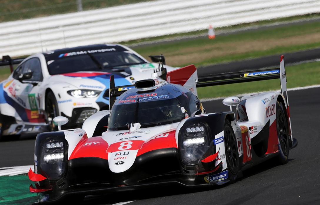 Fernando Alonso pilota el Toyota número 8 en Silverstone