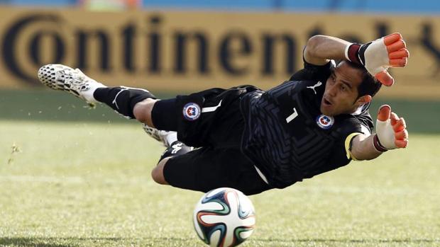 Claudio Bravo se rompe el tendón de Aquiles