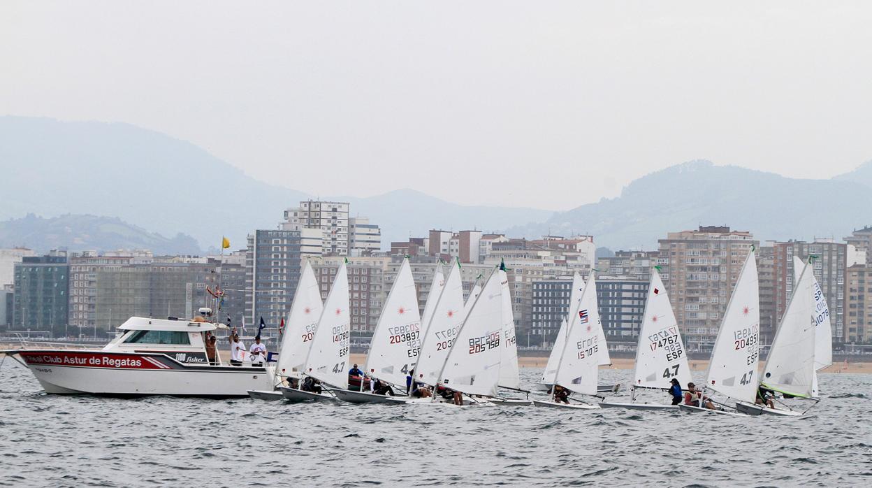 El VII Trofeo Villa de Gijón reunirá en la bahía de San Lorenzo, a setenta y cinco embarcaciones