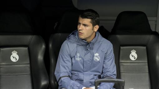 Álvaro Morata en el banquillo del Real Madrid, esperando su oportunidad