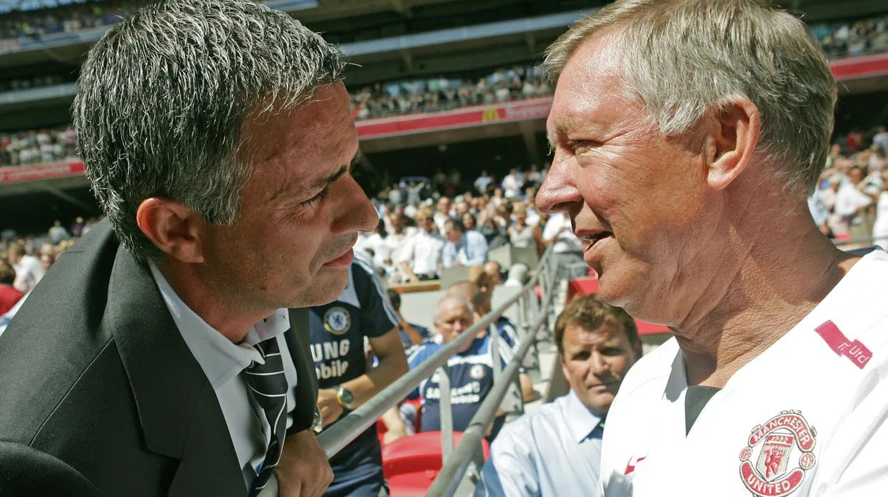 José Mourinho y Alex Ferguson se saludan en un partido de 2007