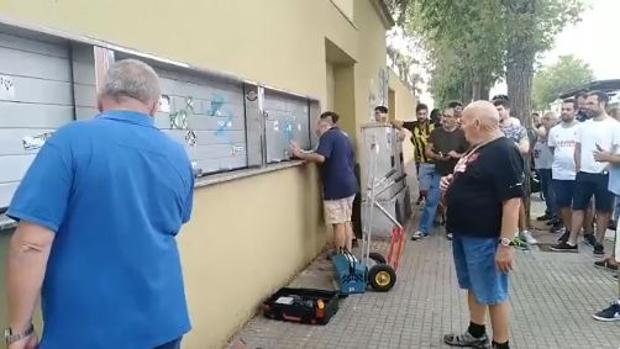 Cierran con silicona las taquillas del Reus