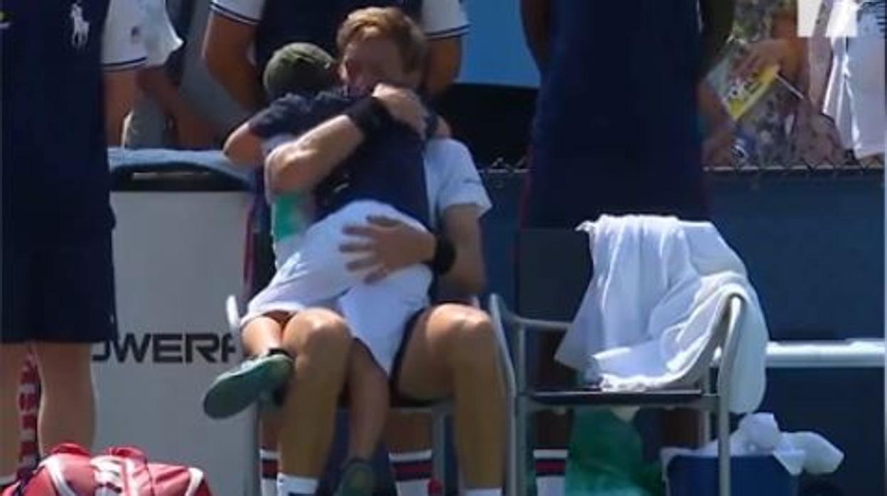 La tierna imagen de Mahut tras caer con Robredo