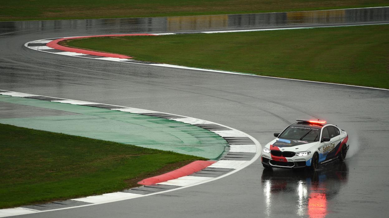 El coche de seguridad, en el asfalto de Silverstone