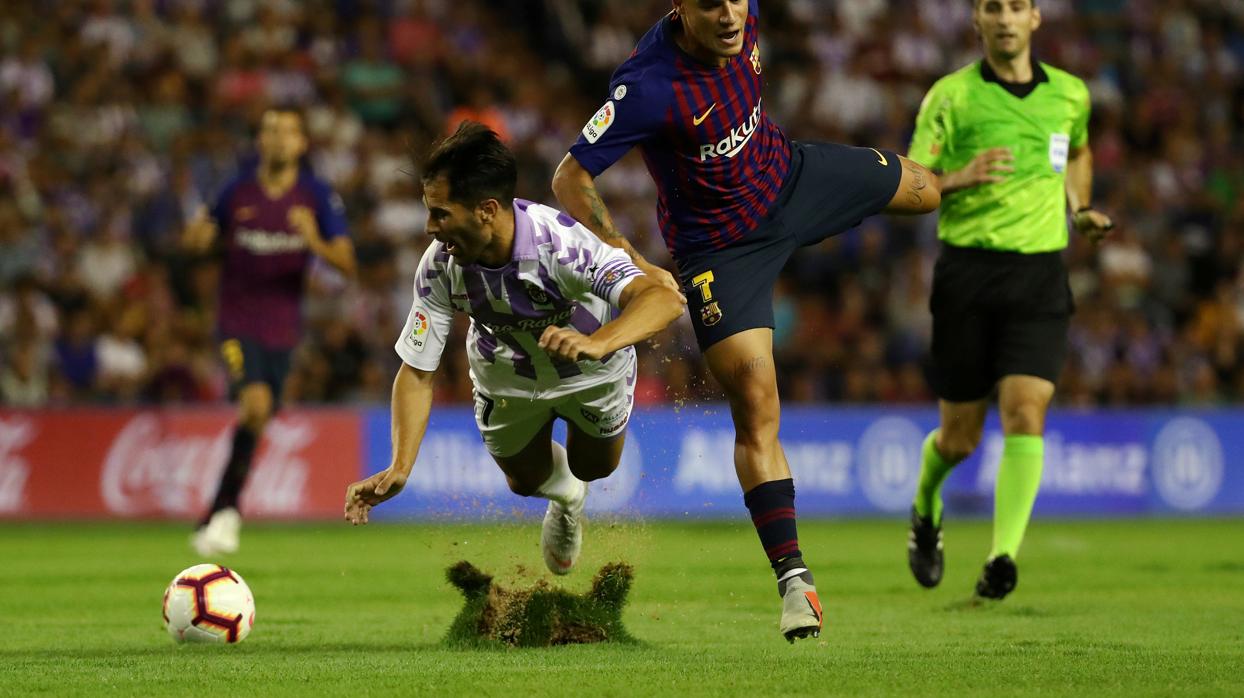 Un futbolista del Valladolid cae en el césped de Zorrilla