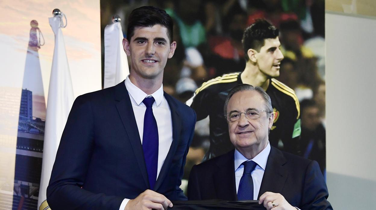 Courtois durante su presentación como nuevo jugador del Real Madrid, junto a Florentino Pérez