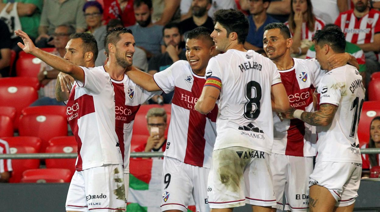 Los jugadores del Huesca celebran su segundo gol ante el Athletic de Bilbao