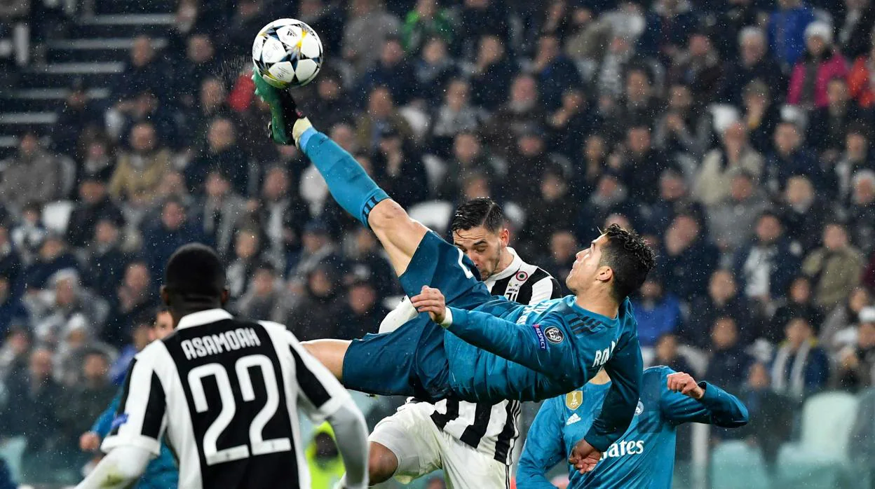 Cristiano Ronaldo en el gol que anotó de chilena a la Juventus en Italia, durante un partido de Champions League