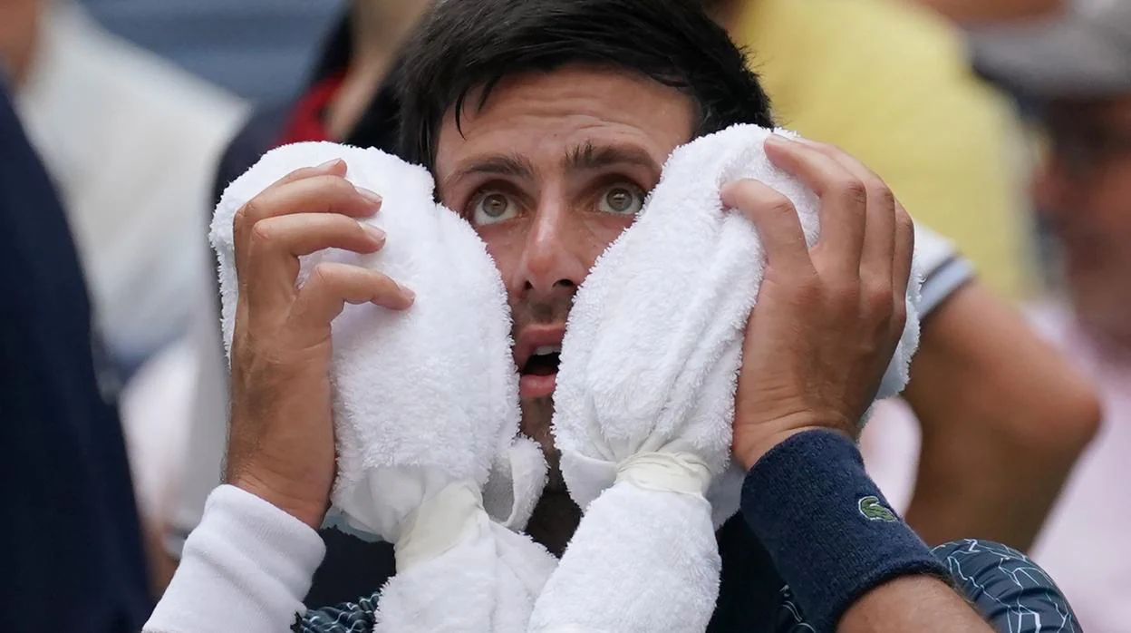 Djokovic, durante uno de los descansos de su partido
