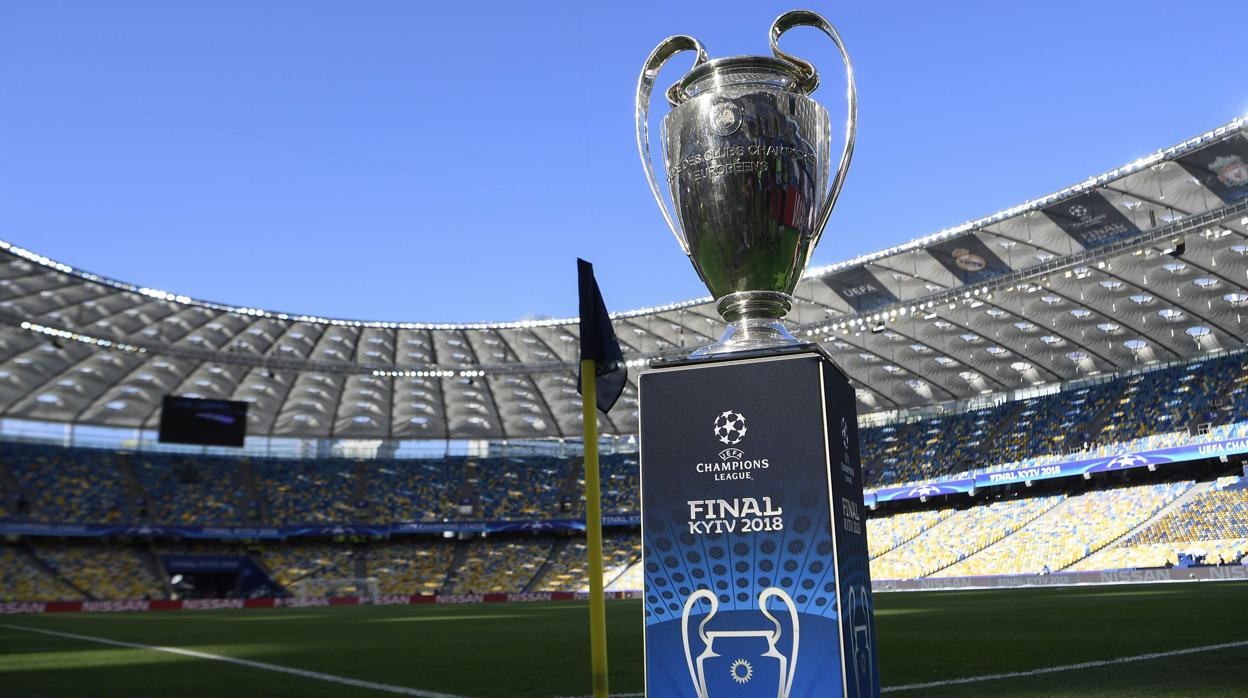 El trofeo de la Champions 2017-2018 en el estadio Olímpico de Kiev