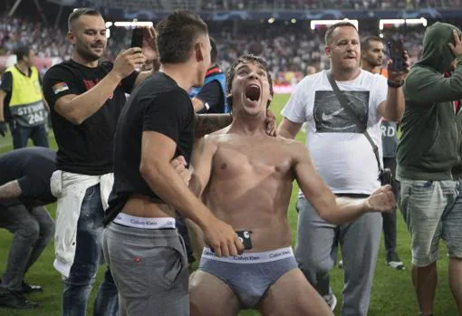 El futbolista Filip Stojkovic celebra con un grupo de aficionados la clasificación del Estrella Roja