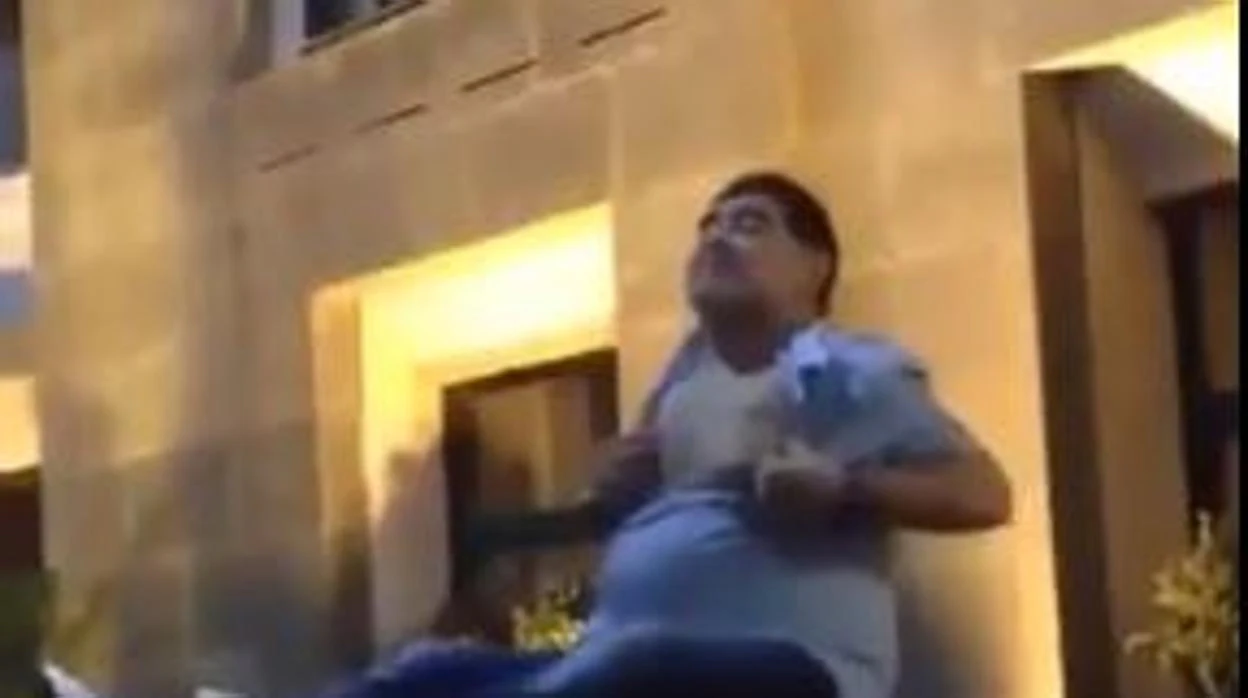Maradona, subido a su coche y desabrochándose su camisa