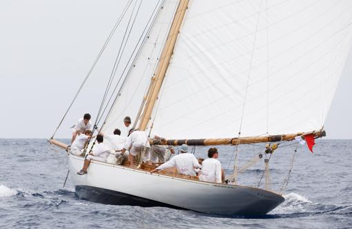 Los líderes no aflojan en la segunda jornada de la Copa del Rey de Barcos de Época de Mahón