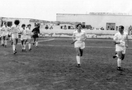 El Tenisca, en la década de los 70, saltando al campo con los claveles