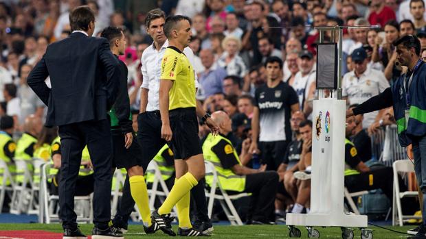 VAR: Jaime Latre, primer árbitro que revisa una jugada en la televisión