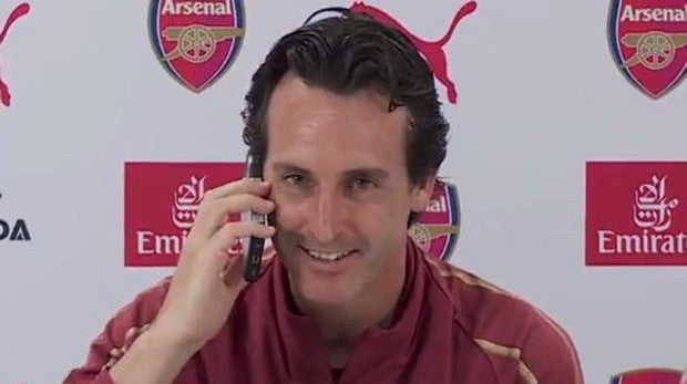 Emery responde a una llamada en plena rueda de prensa