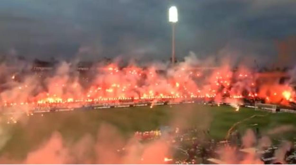 El estadio del PAOK, repleto de bengalas en las gradas