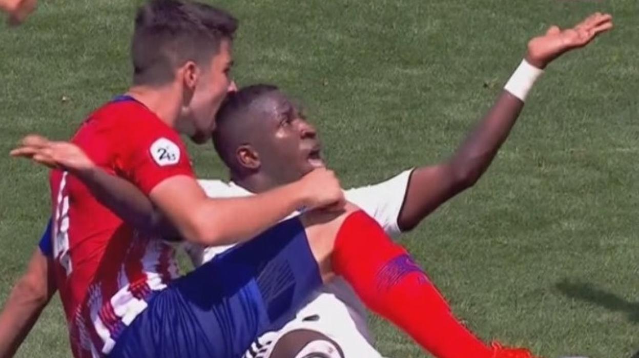 Vinicius, mordido en la cabeza por el capitán del Atlético B