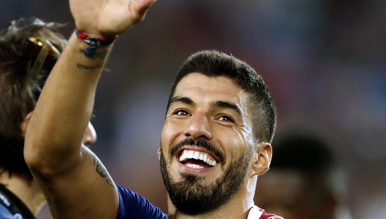 Luis Suárez sonríe a la finalización del partido ante el Huesca