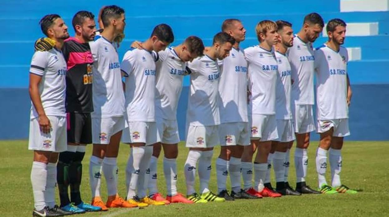 Jugadorse de la SD Tenisca guardan un minuto de silencio