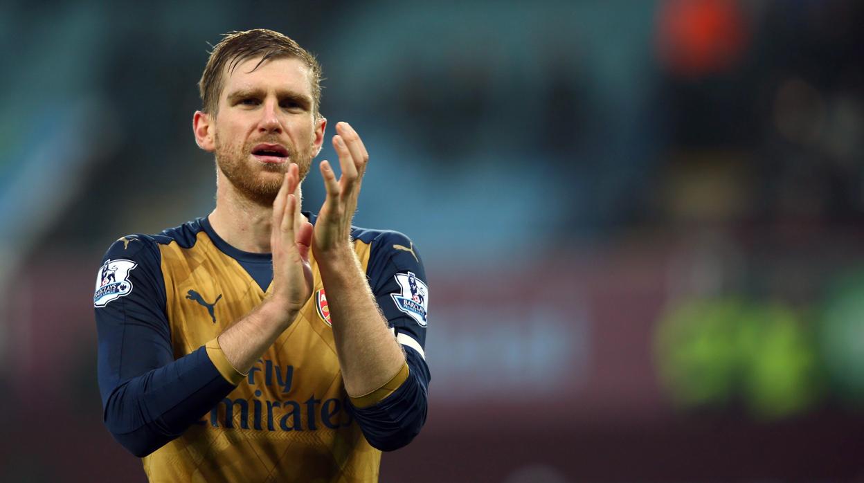 Per Mertesacker aplaudiendo a los aficionados en un partido entre el Aston Villa y el Arsenal en 2015