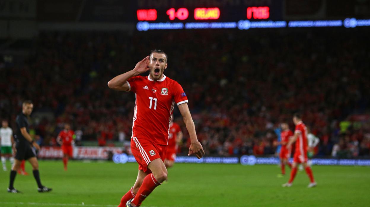 Gareth Bale celebrando el gol que anotó con la selección de su país ante Irlanda