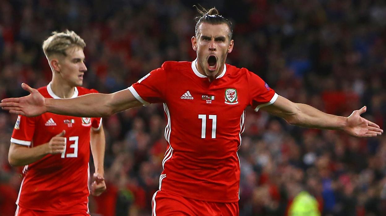 Gareth Bale celebra su gol ante Irlanda