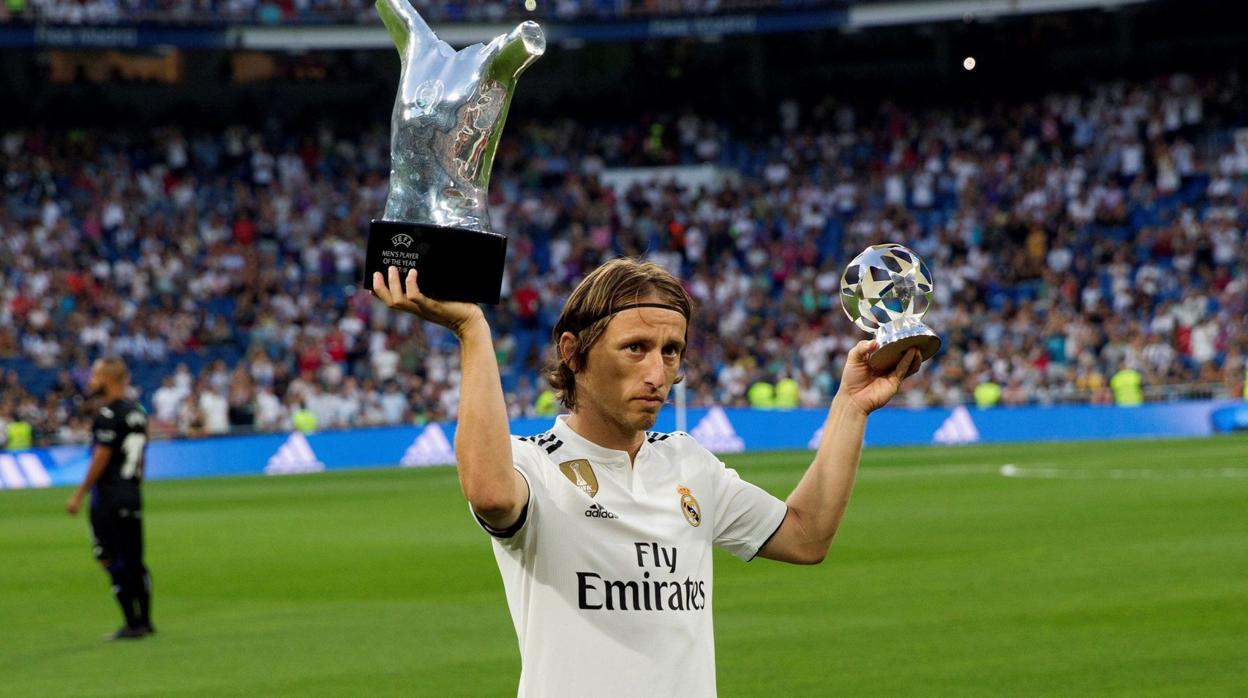 Luka Modric ofrece el Santiago Bernabéu el premio de mejor jugador del año de la UEFA