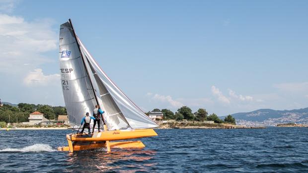 Fabián Migoya y Alexis Parcerisa lideran los F18 del Nacional de Catamaranes