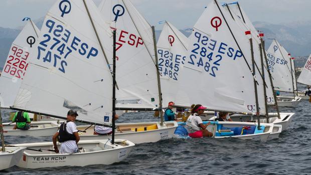 Martín y Bestard se colocan al frente del Trofeo Bankia en la clase Optimist