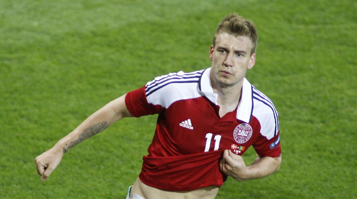 Nicklas Bendtner durante un partido entre Dinamarca y Portugal en la Eurocopa de 2012