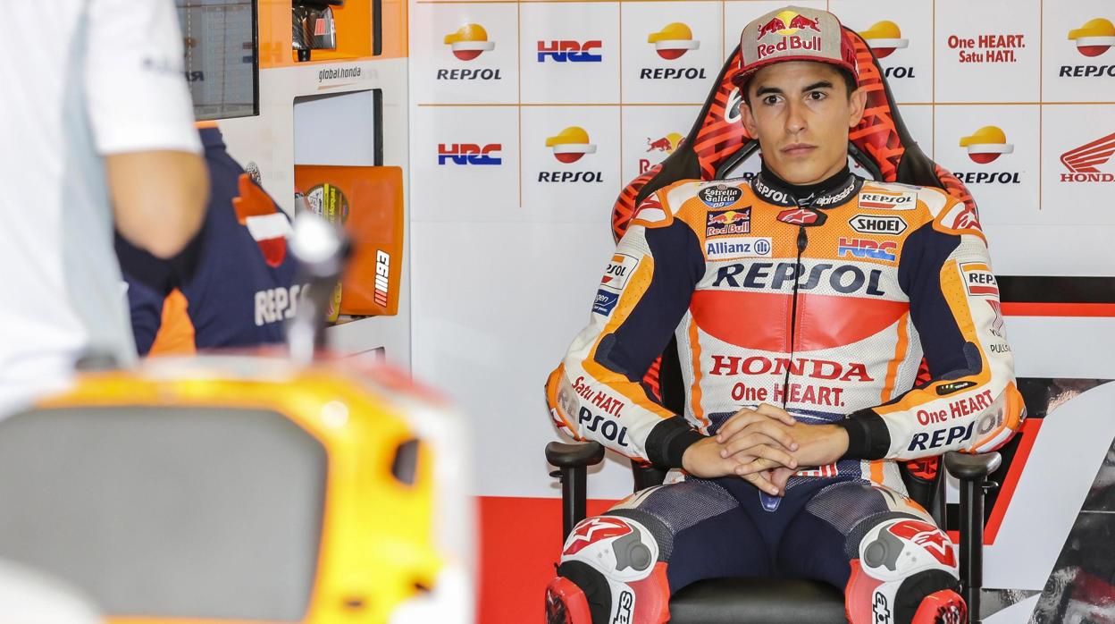 Marc Márquez, en su garaje