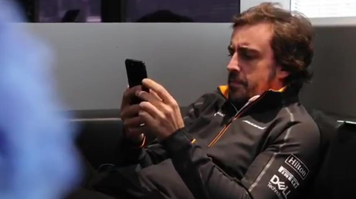 Fotograma del vídeo donde Alonso habla con Johnson