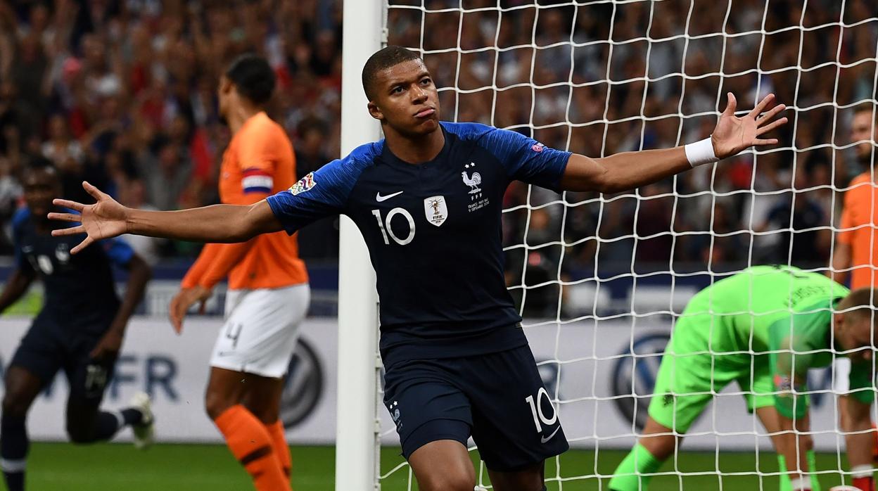 Mbappé celebra un gol ante Holanda en un partido de la UEFA Nations League